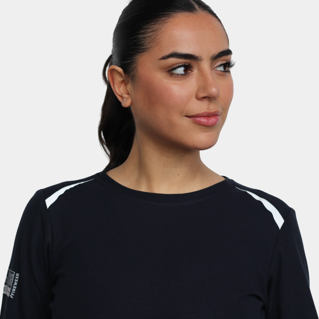 Detalle frontal superior de polera ignífuga FIREWEAR® azul marino de cuello redondo para mujer.